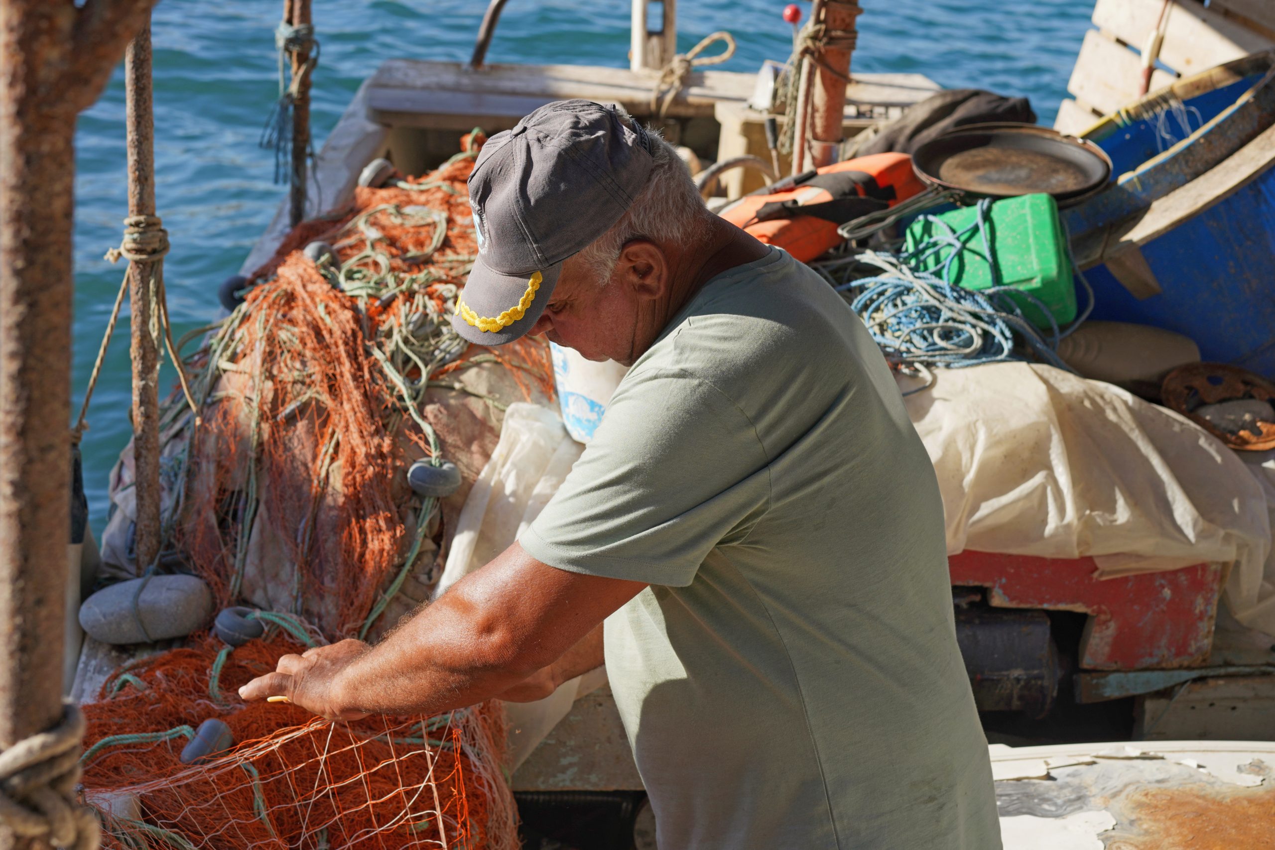 El sector pesquero de Dénia en crisis: concentración para evitar el cierre de la Cofradía de Pescadores