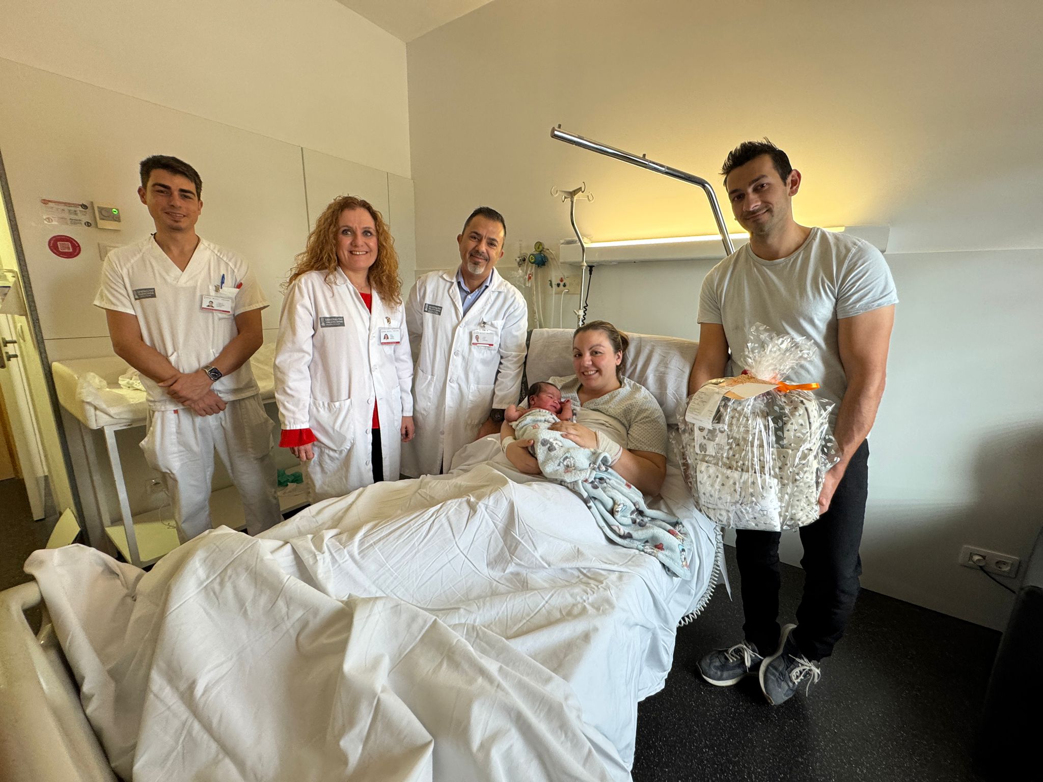 Adrián, primer bebé del año 2025 en la Comunitat Valenciana, nace en Dénia cinco minutos después de la medianoche