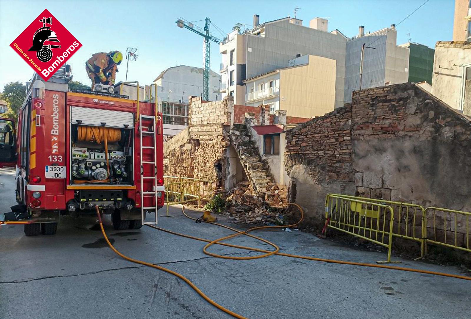 Un incendio en una casa abandonada moviliza a los bomberos en Dénia