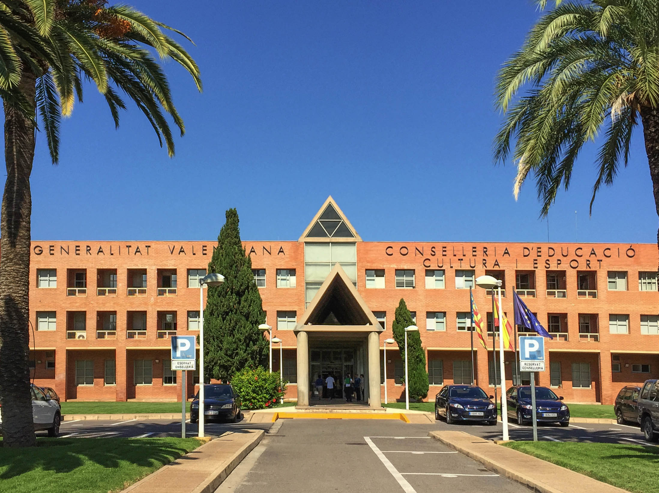 “¿Cuál es su  preferencia sobre lengua base de educación, valenciano o castellano?”