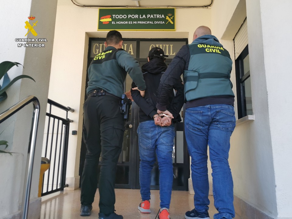 Detenido en Calpe un joven de 23 años por ocho robos con fuerza en un restaurante y vehículos