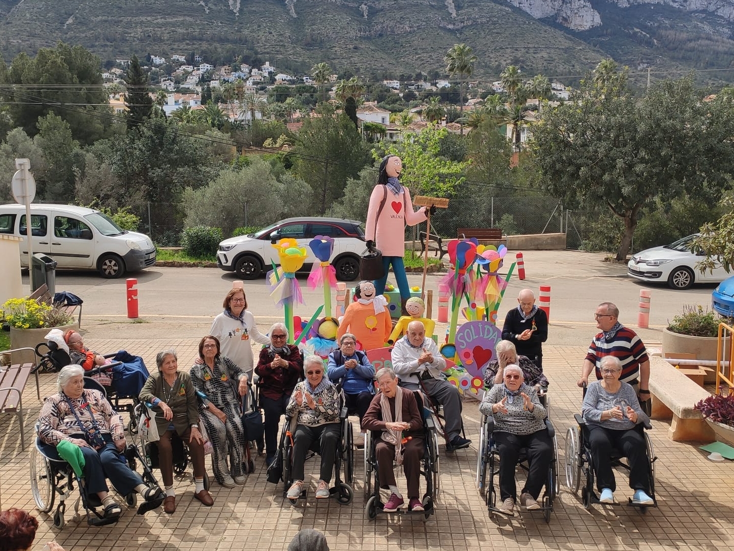 La Falla de la Residencia Santa Llúcia homenajea al voluntariado tras la última DANA