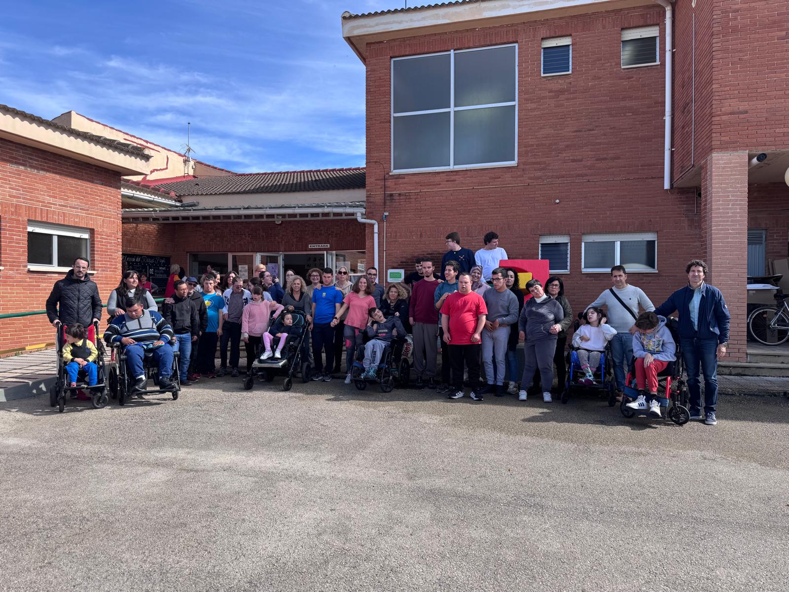 Las familias del colegio de educación especial Raquel Payá de Dénia denuncian la falta de plazas en centros de día y ocupacionales