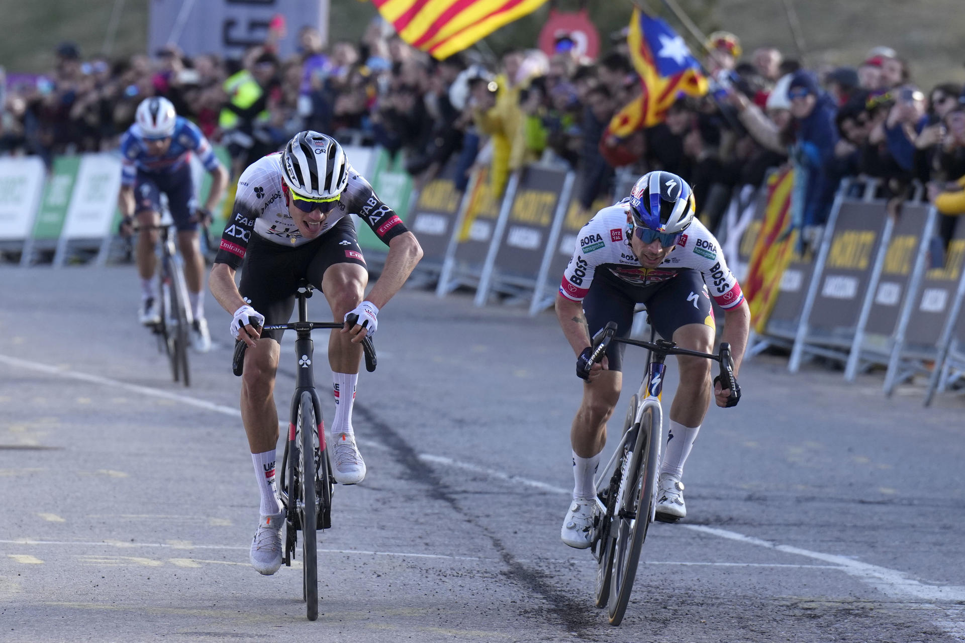 Juan Ayuso se impone a Roglic en La Molina y se enfunda el maillot de líder