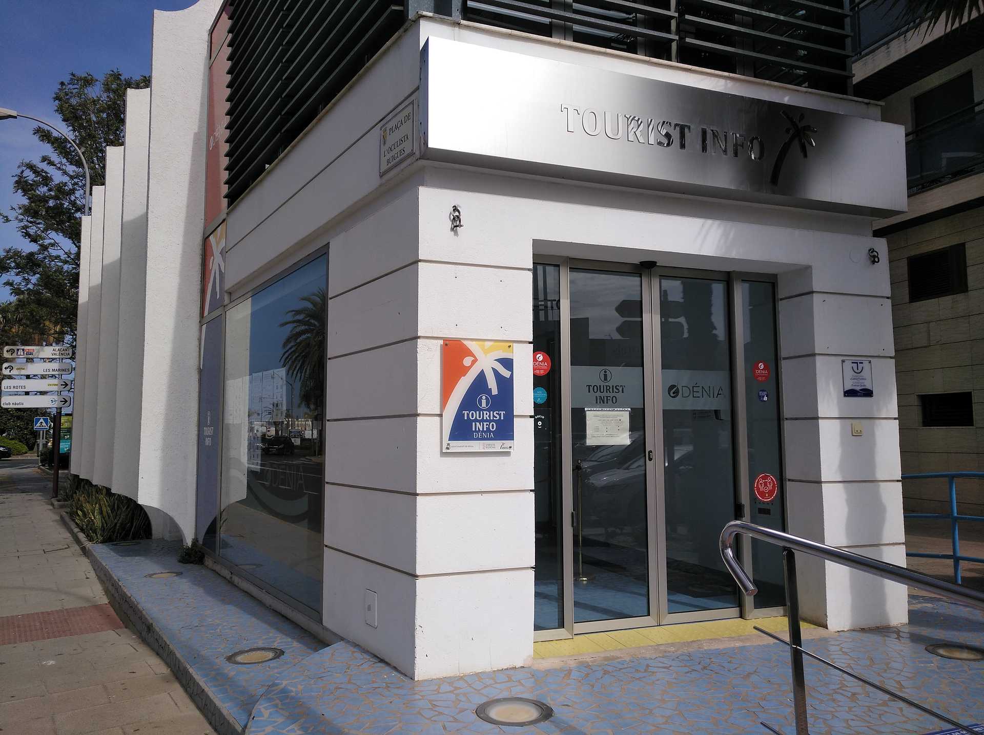 El Consell y el Ayuntamiento de Dénia firman un convenio para mejorar la información turística