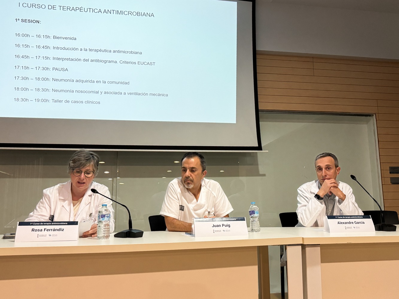 El Hospital de Dénia refuerza la formación en uso racional de antibióticos para combatir la resistencia microbiana