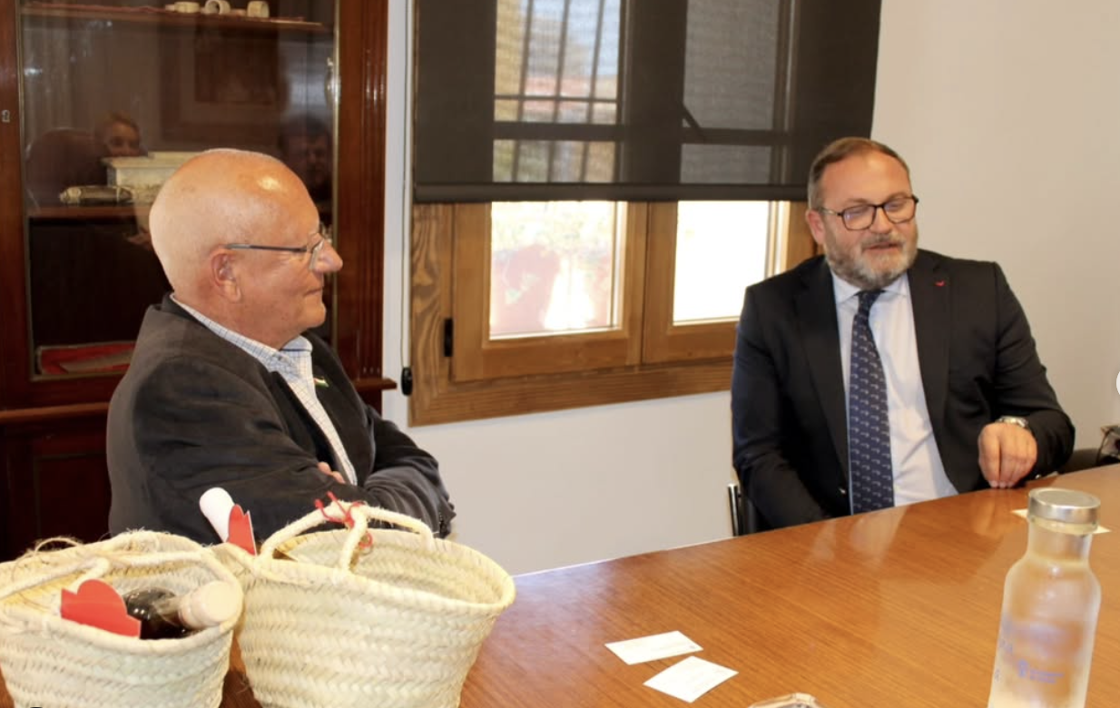 El cónsul general de Rumanía en Valencia visita Dénia para fortalecer la atención a la comunidad rumana