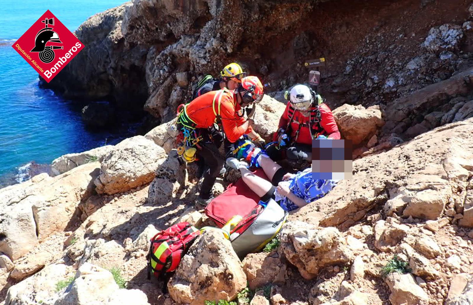 Rescatada una senderista tras sufrir una fractura en la Cova Tallada de Dénia