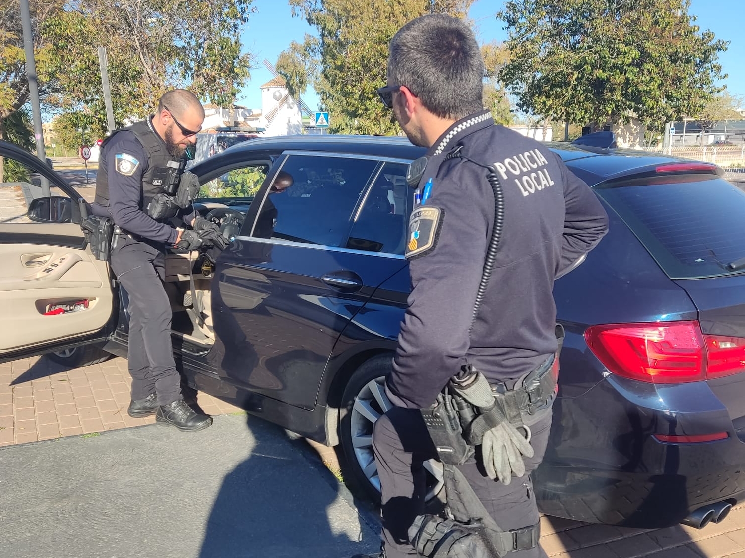 Dos detenidos en Xàbia tras intentar robar en un supermercado y estrellar su coche durante la huida