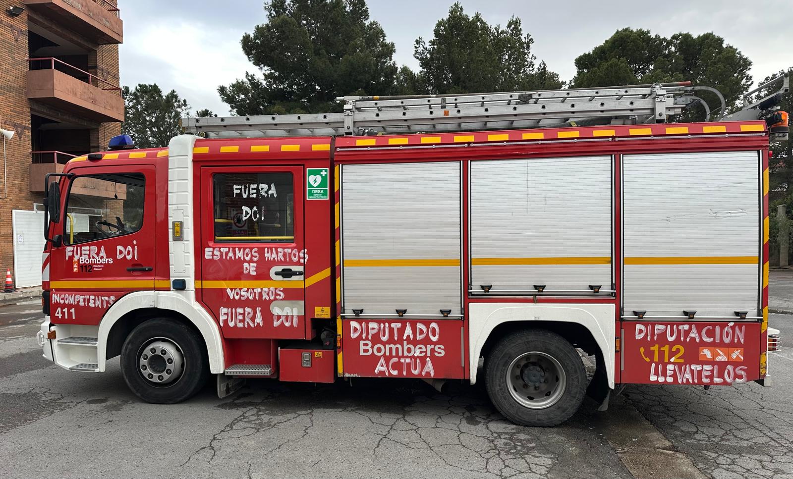 Los bomberos del Consorcio Provincial intensifican sus protestas con una concentración este lunes en el Ayuntamiento de Benidorm