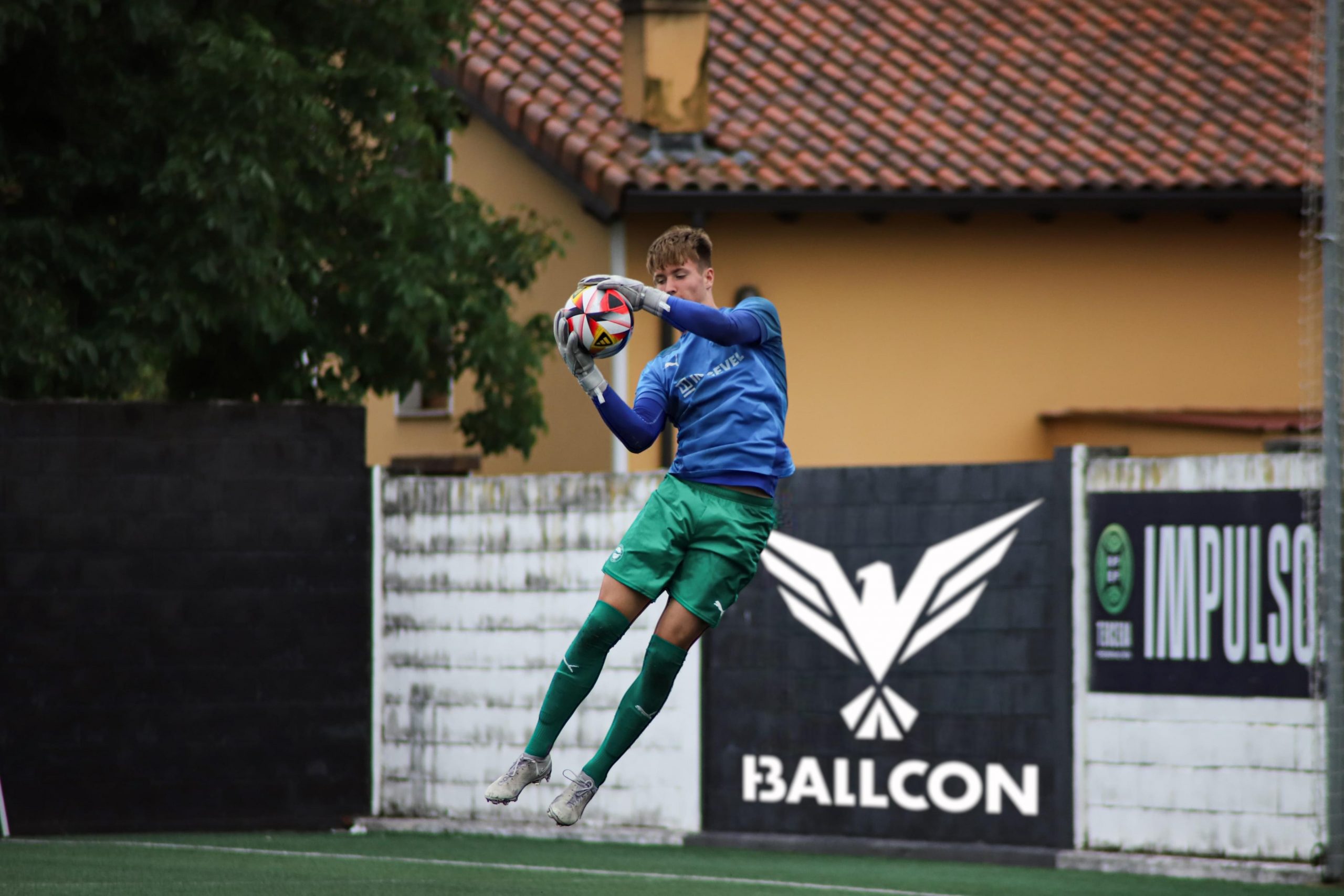 Izan Server, el joven portero que triunfa con su propia marca de guantes de fútbol