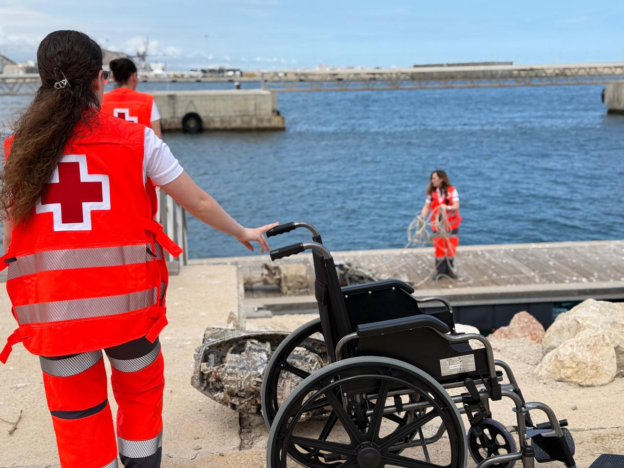 Localizada una patera a 42 millas de la costa de Xàbia con 17 migrantes, uno de ellos fallecido