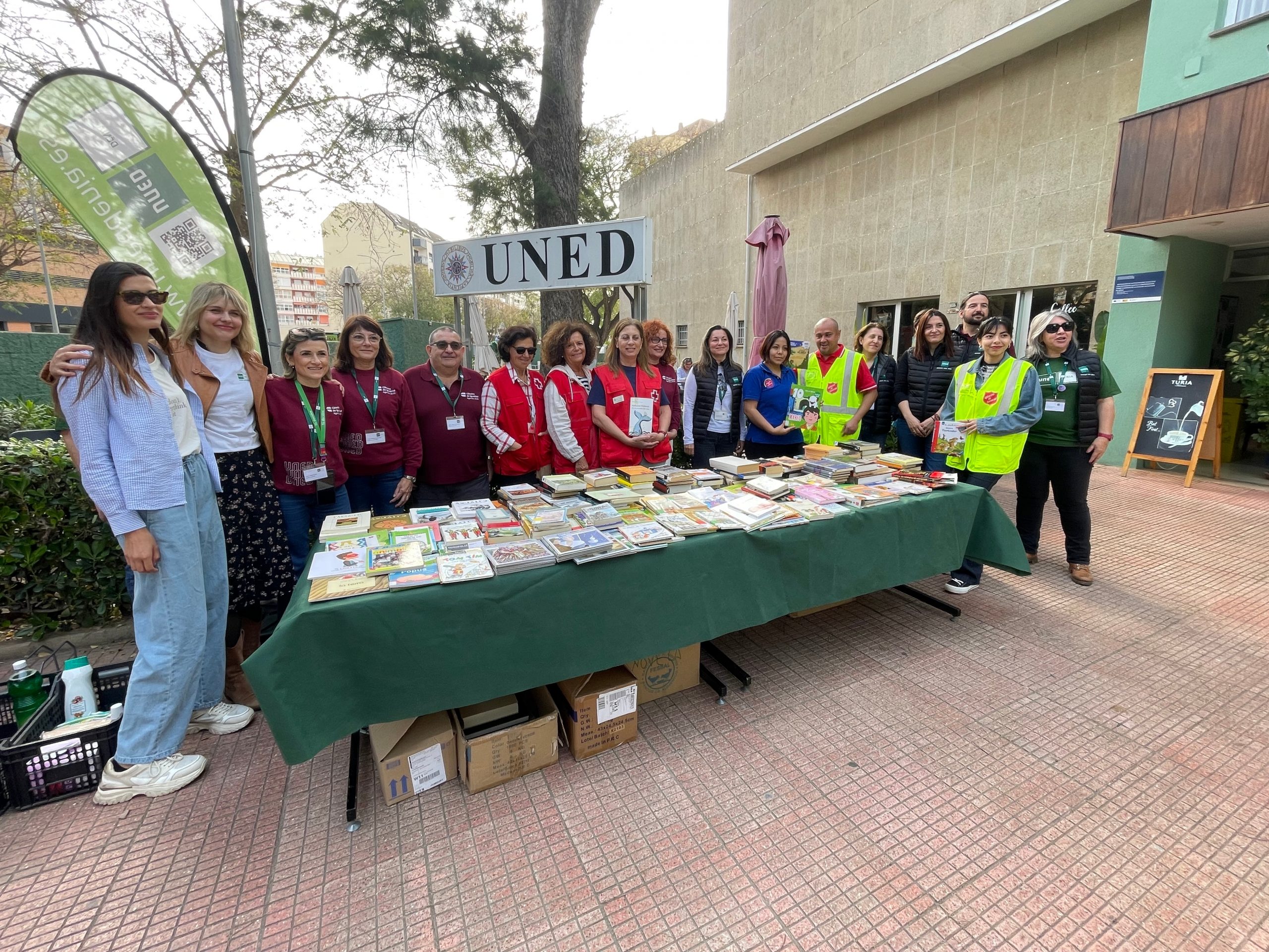 Éxito solidario en la XIII edición de «1 Libro X 1 Kilo» de la UNED Dénia