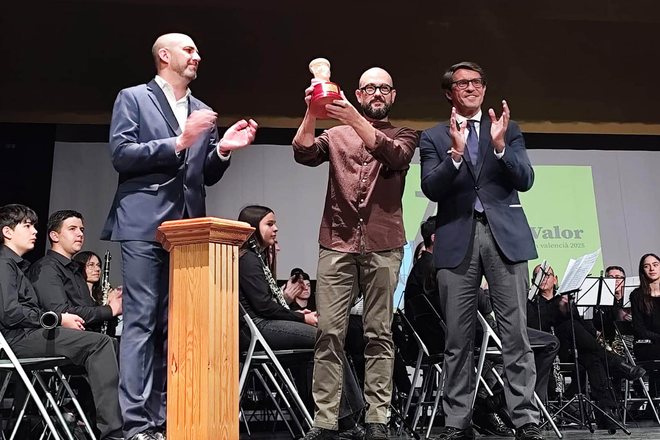 Jordi Colonques Bellmunt recoge el Premi Enric Valor de novel·la en valencià en Castalla