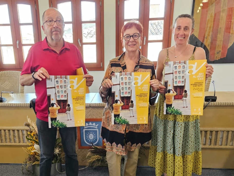 Gata de Gorgos inicia el verano con Art al Vent, la mayor muestra de arte textil al aire libre de España