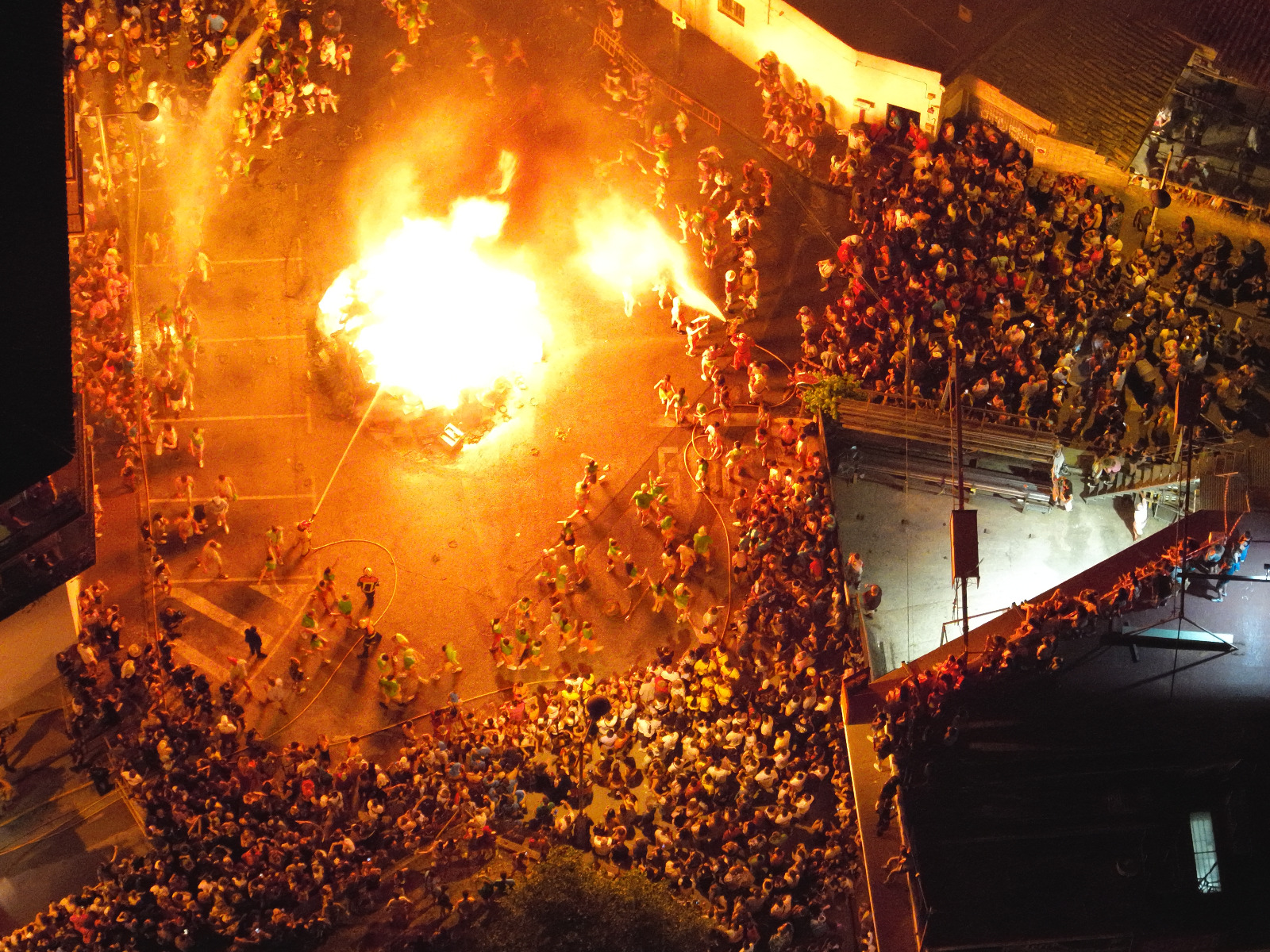 Más de 12.500 personas celebran la Nit dels Focs de Sant Joan en Xàbia con un amplio despliegue de seguridad
