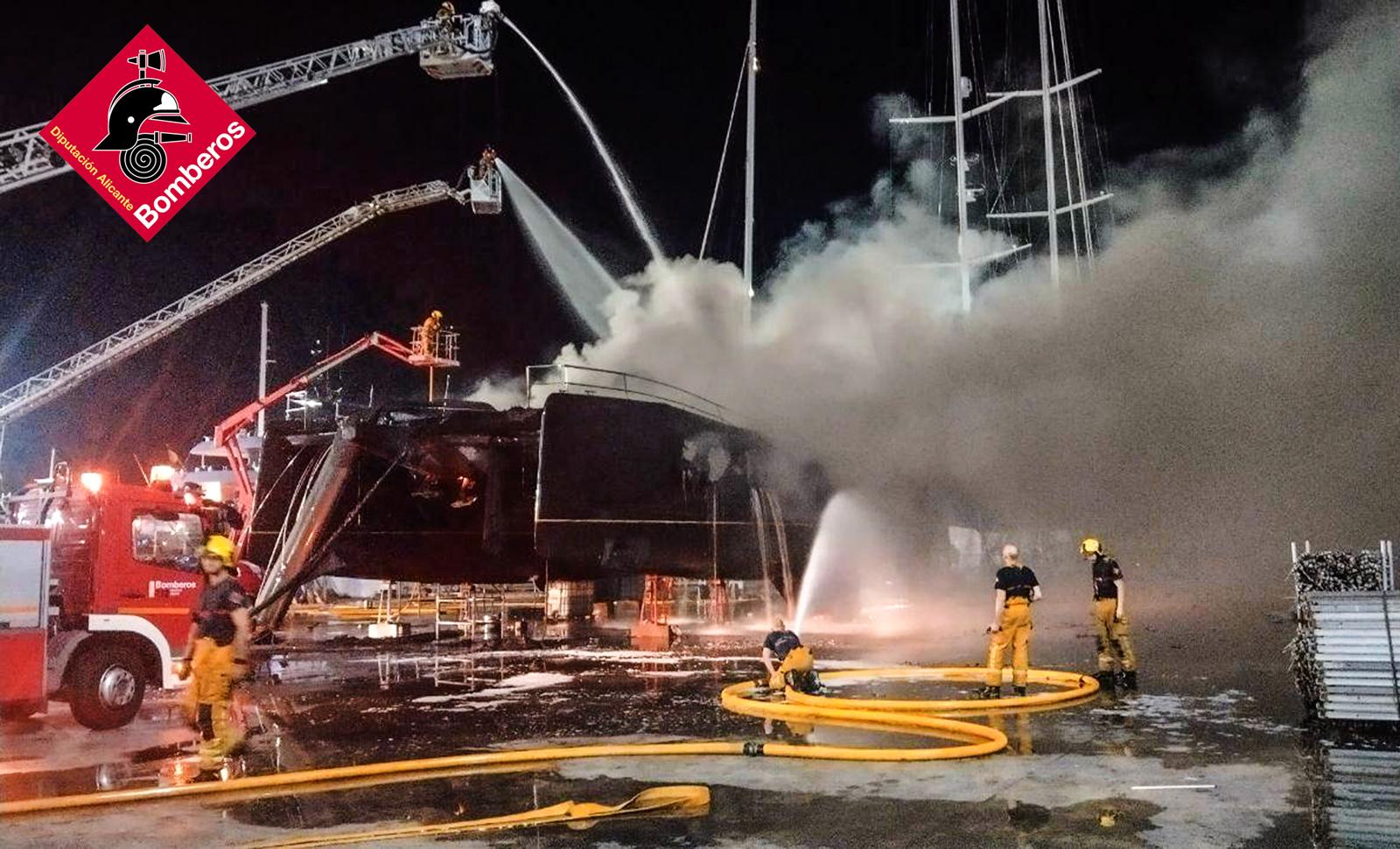 Dos embarcaciones se hunden en el puerto de Dénia tras un aparatoso incendio nocturno
