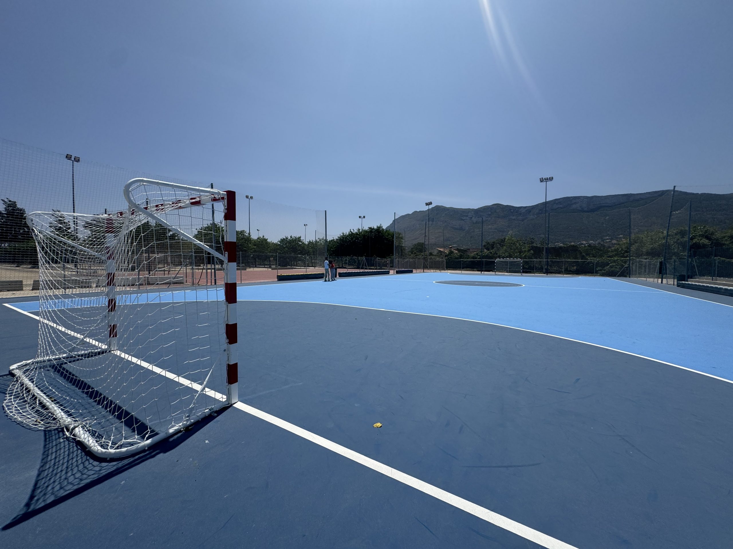 Dénia renueva la pista número 2 del polideportivo de Madrigueres y estrena una nueva cancha de baloncesto 3×3