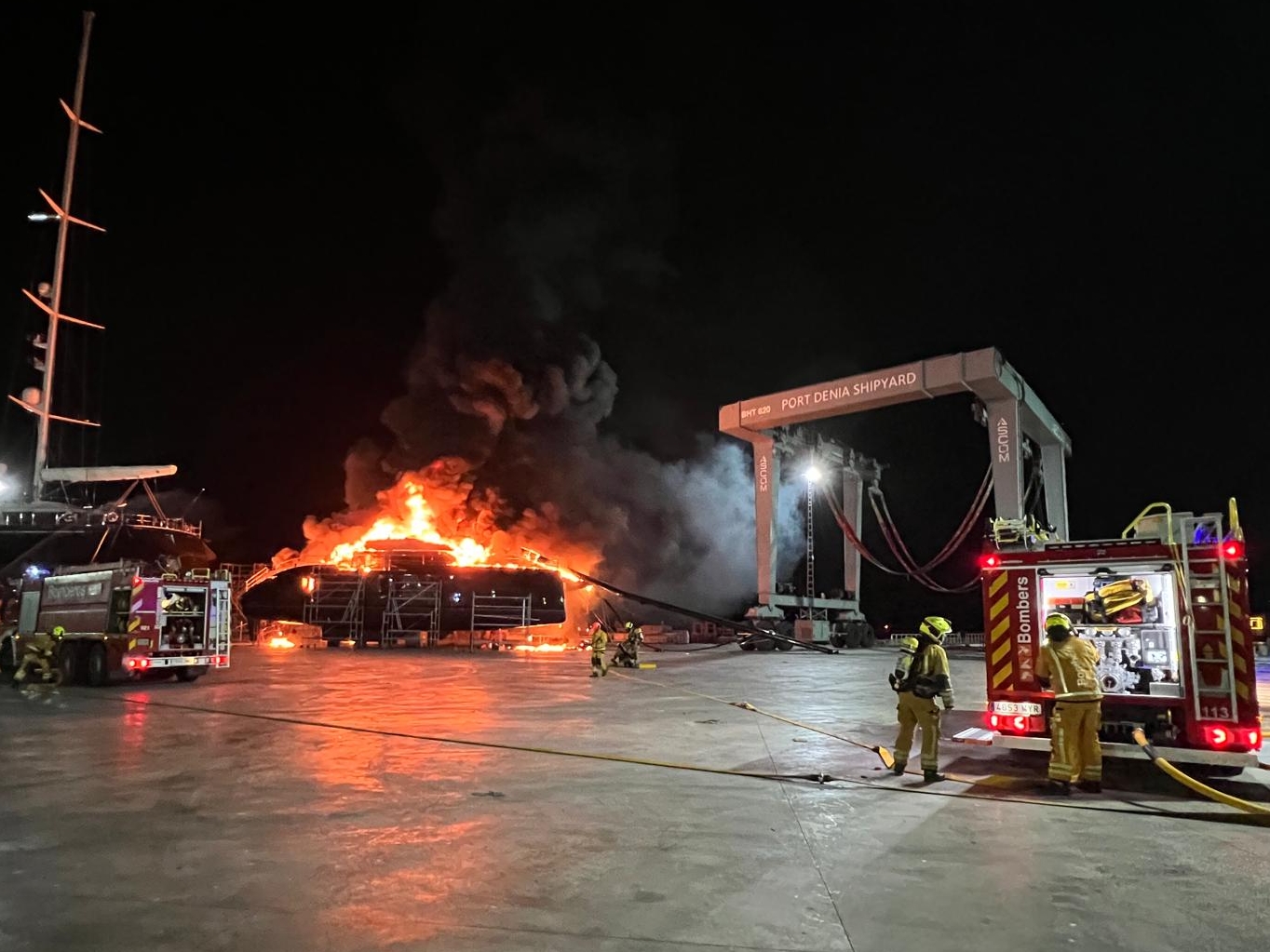 Incendio activo en un catamarán del Puerto de Dénia moviliza a bomberos de tres parques