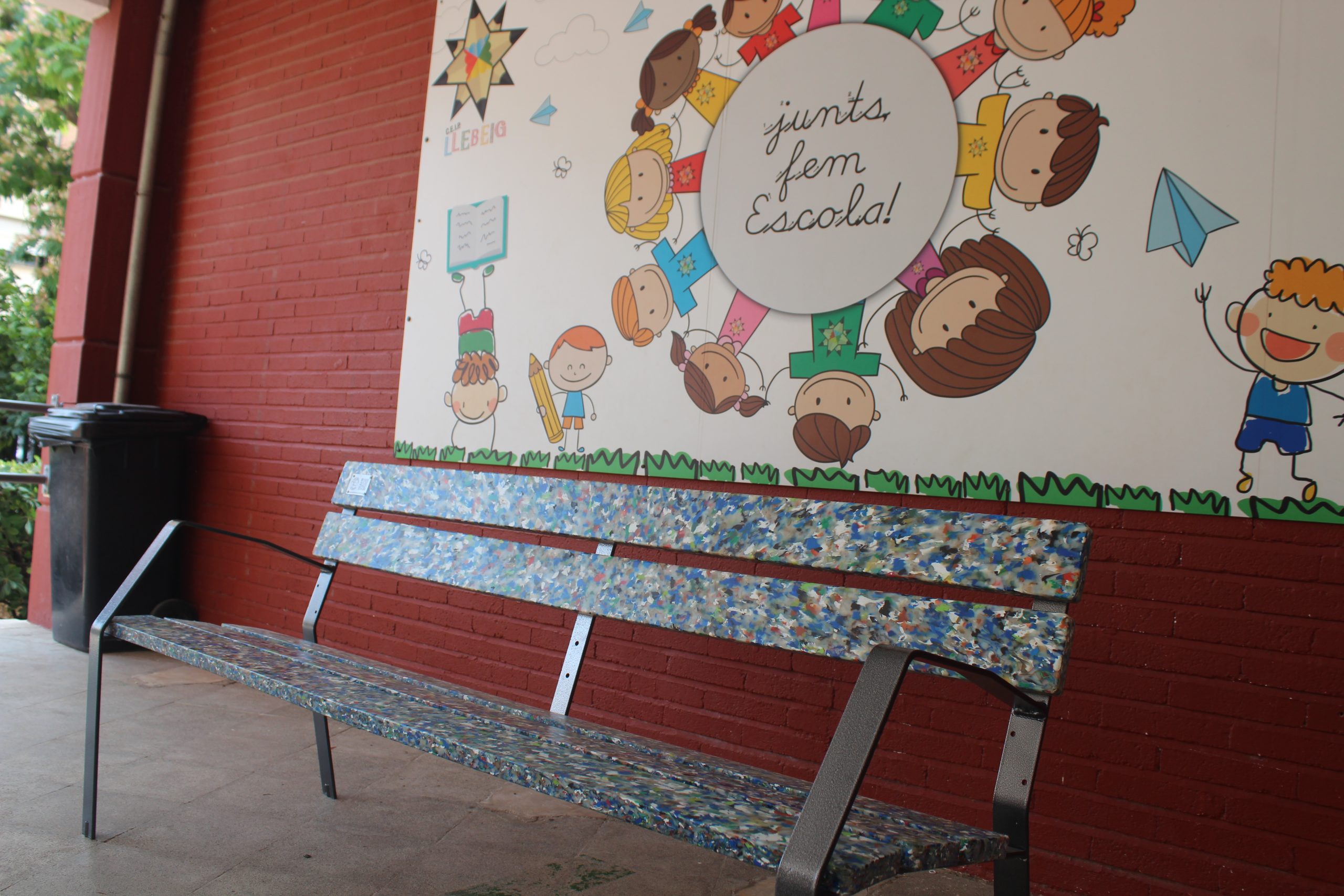 Más de 300 escolares de Dénia aprenden a reciclar plástico con talleres creativos en sus colegios