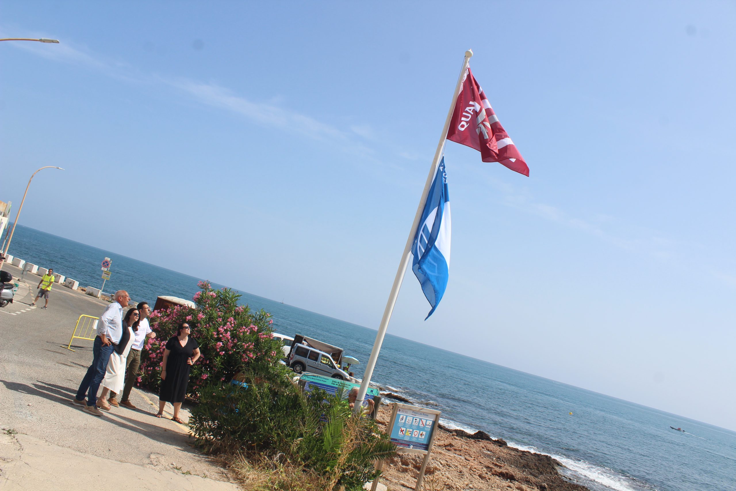 Dénia iza su séptima bandera azul en Punta Negra y refuerza su compromiso con la calidad ambiental