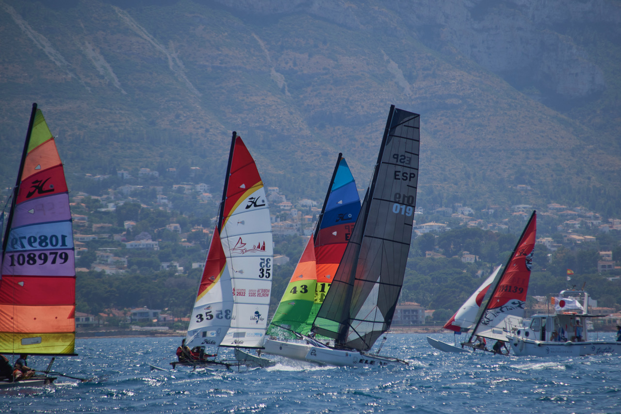 Éxito deportivo y emotivo homenaje en la prueba autonómica de catamaranes del RCNDénia
