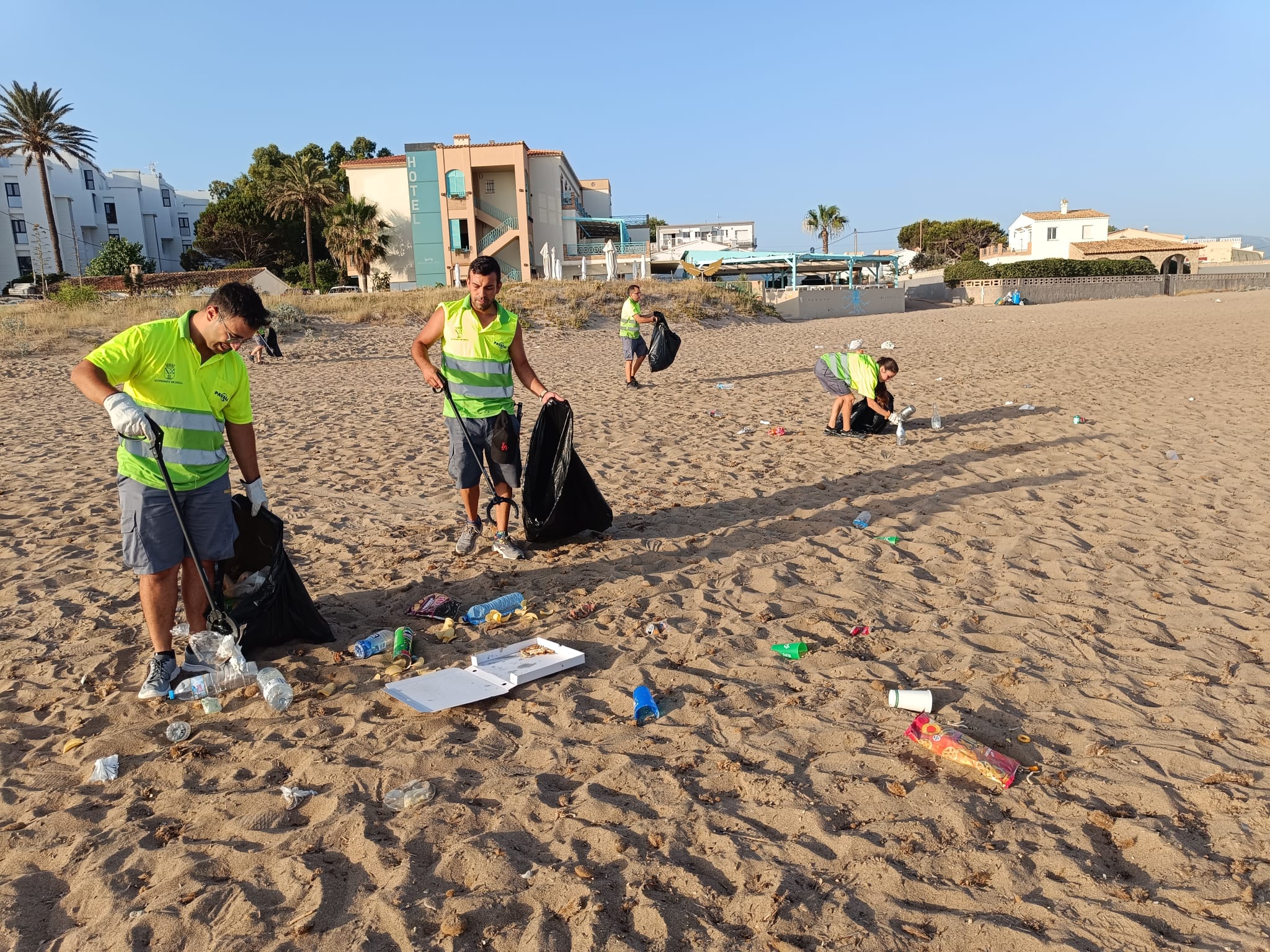 Dénia retira más de cuatro toneladas de residuos de las playas tras la Nit de Sant Joan