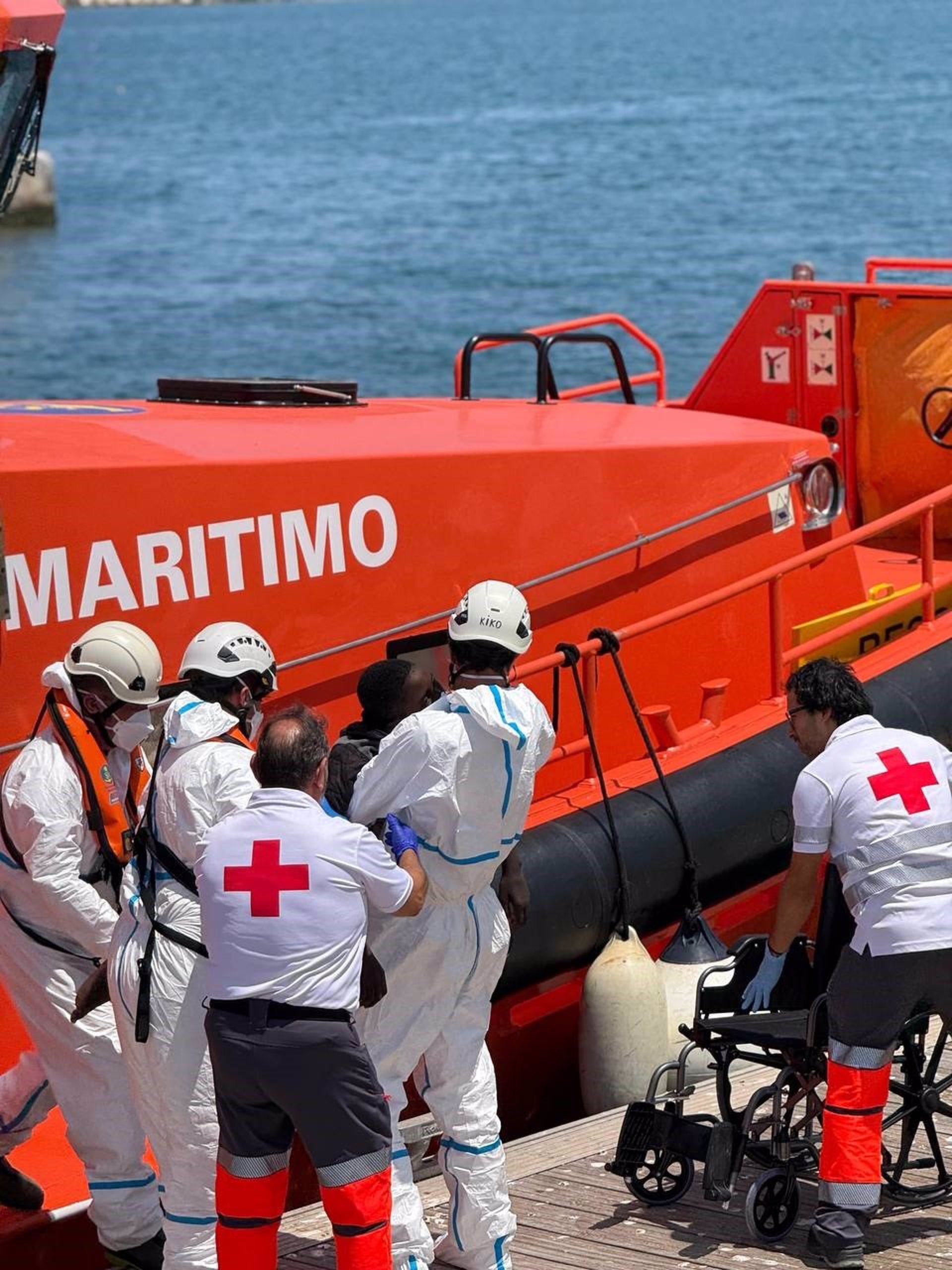 Rescatada en Alicante, en Cabo de la Nao, una patera con 20 personas que llevaban dos semanas a la deriva
