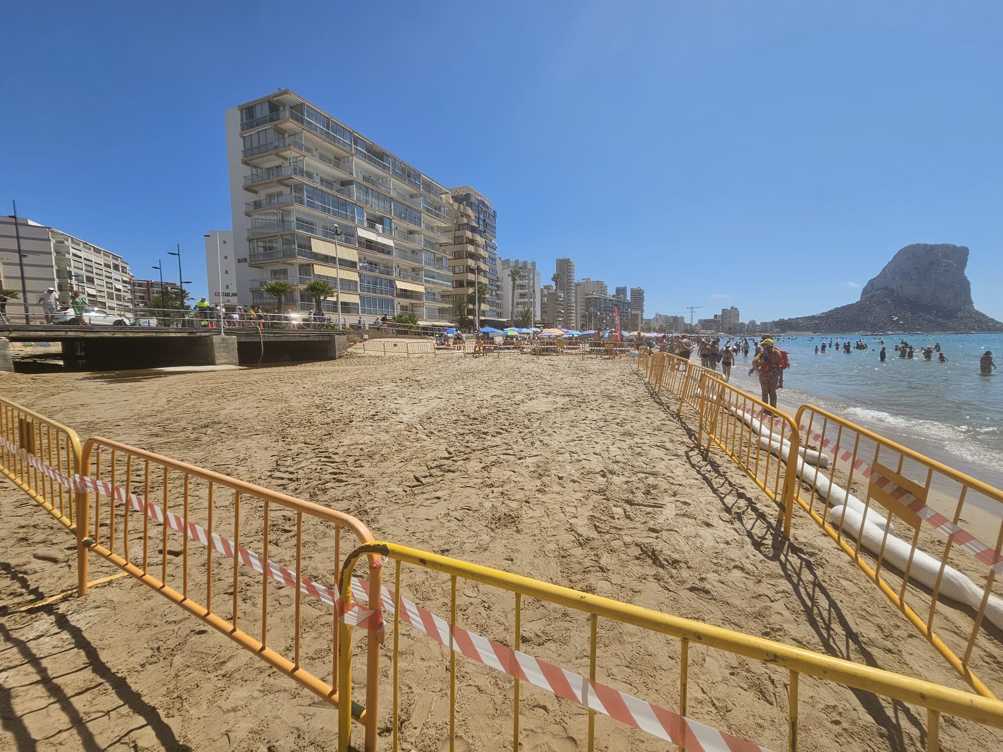 Cierre parcial de la playa del Arenal-Bol en Calpe por posible contaminación en la desembocadura del Quisi