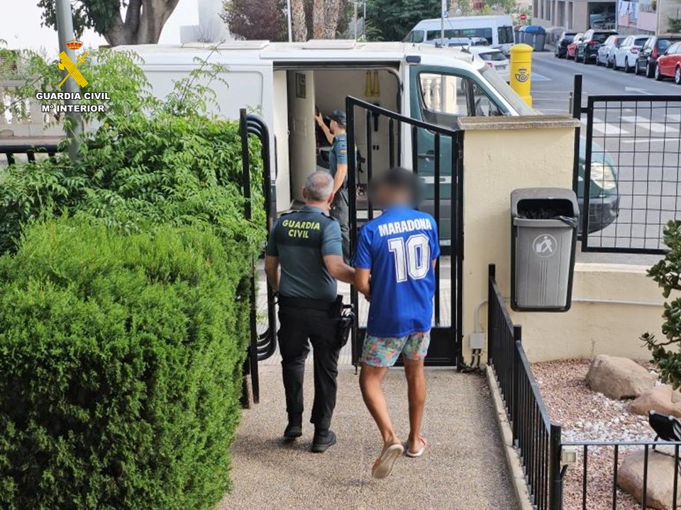 Detenidos en Calpe dos fugitivos buscados por Francia tras una oleada de robos en playas de la Marina Alta