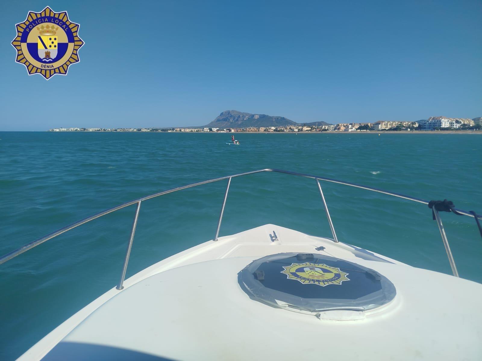 La Policía Local de Dénia rescata a dos menores arrastrados mar adentro sin supervisión ni chalecos