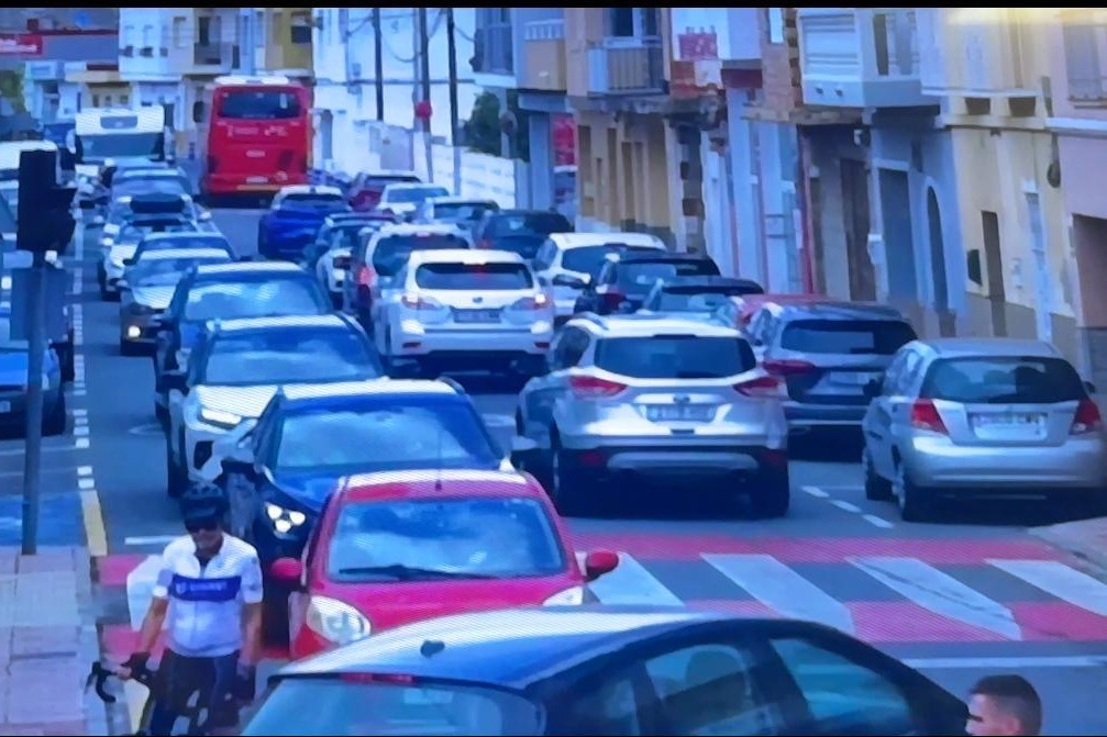 Benitatxell al límite: 32.000 vehículos diarios colapsan sus calles y ponen en riesgo la seguridad vecinal