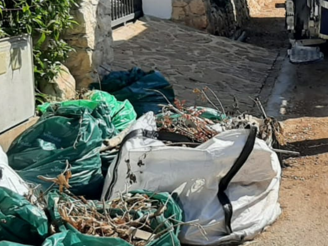 Teulada Moraira refuerza la limpieza y la recogida de residuos verdes con más personal y vehículos en verano