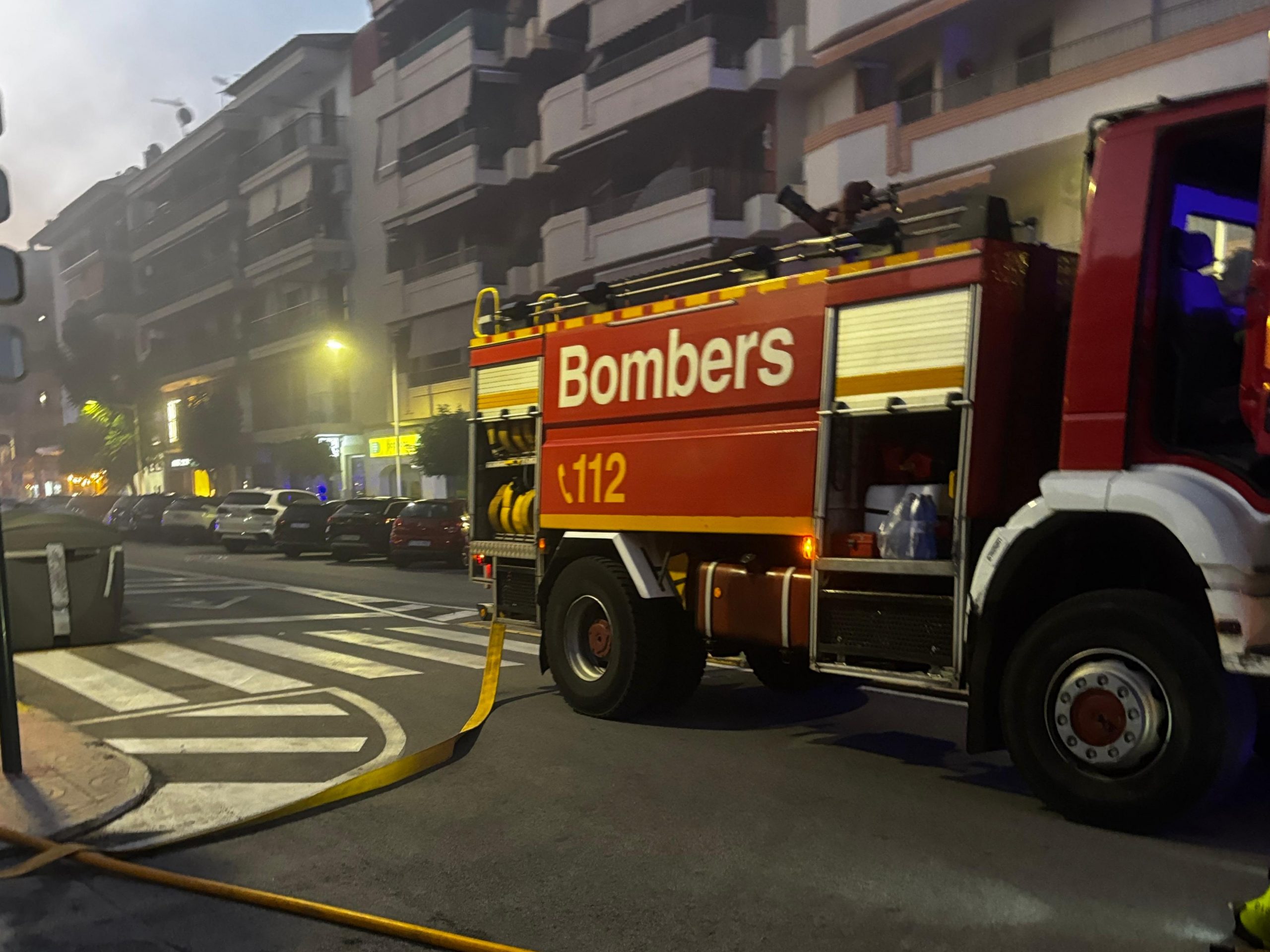 Controlado un incendio en el parking subterráneo de una urbanización en Xàbia