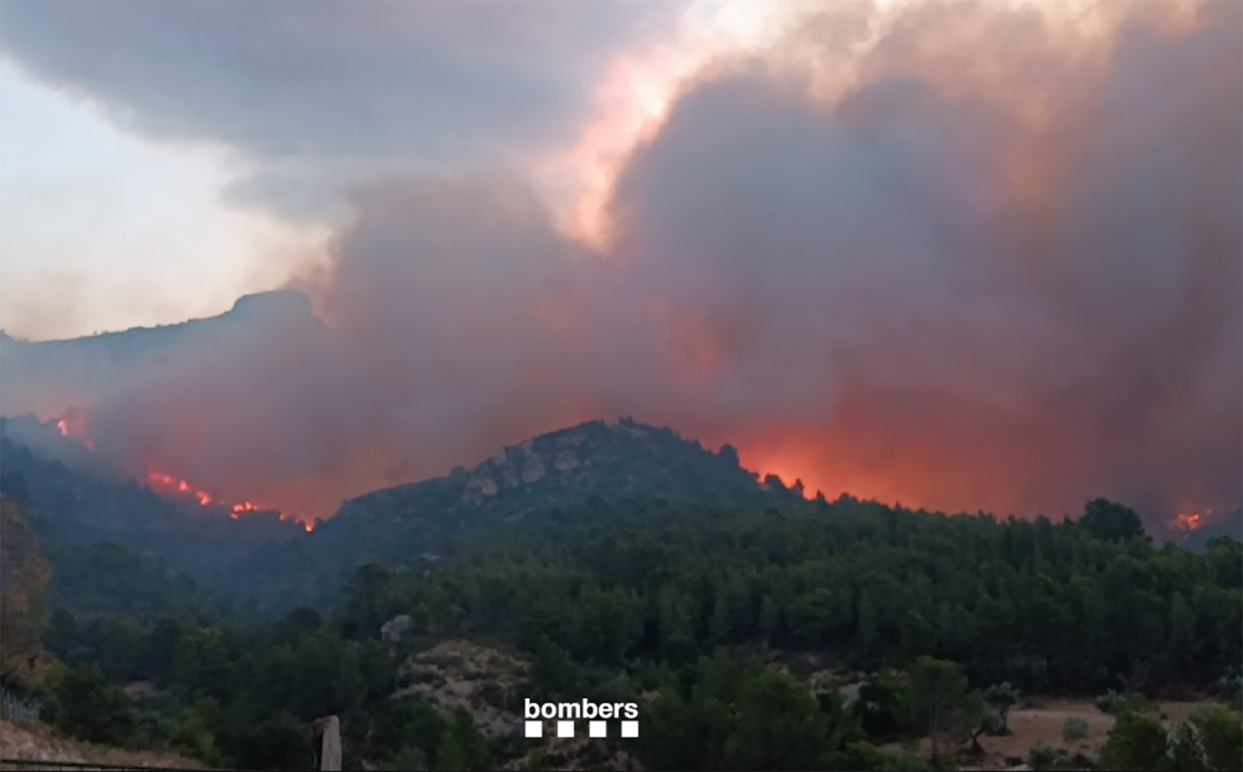El humo del incendio de Paüls en Tarragona atraviesa toda la Comunitat Valenciana y llega hasta el sur de Alicante