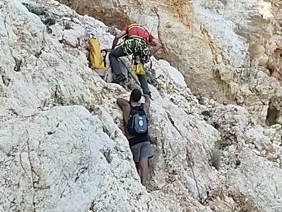 Rescatado un hombre enriscado entre la Cala dels Testos y el Moraig en Benitatxell