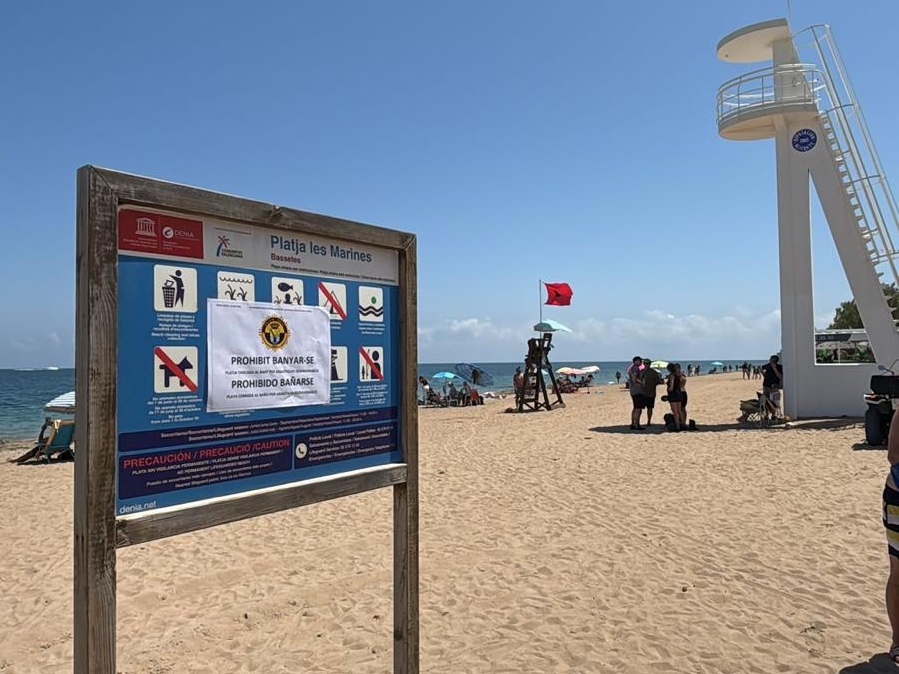 Dénia cierra al baño tres playas por contaminación fecal y arriará la bandera azul