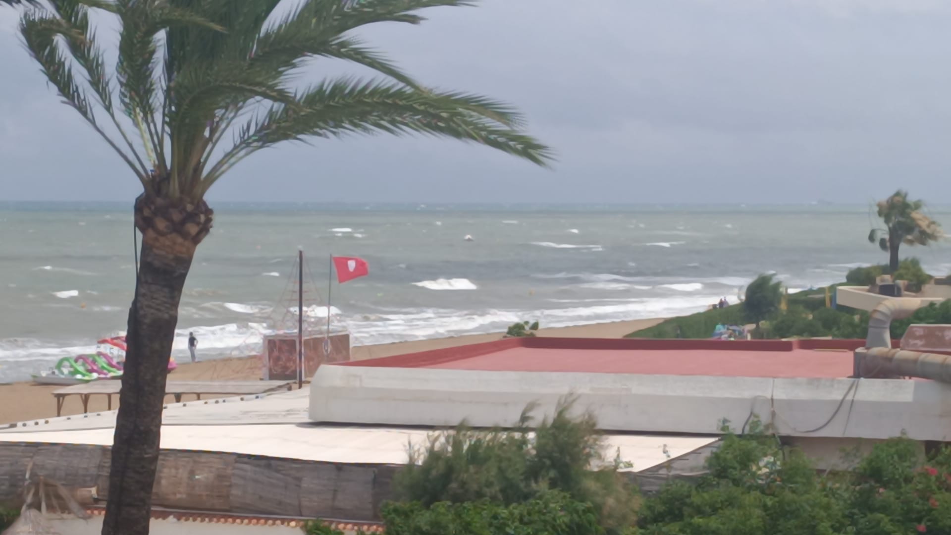 Bandera roja en las playas de Dénia y aviso por tormentas en la Marina Alta