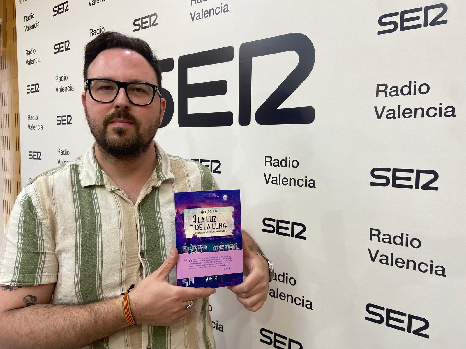 Yuri Aguilar nos presenta su última obra: ‘A la luz de la luna. Historias de un cine ambulante’