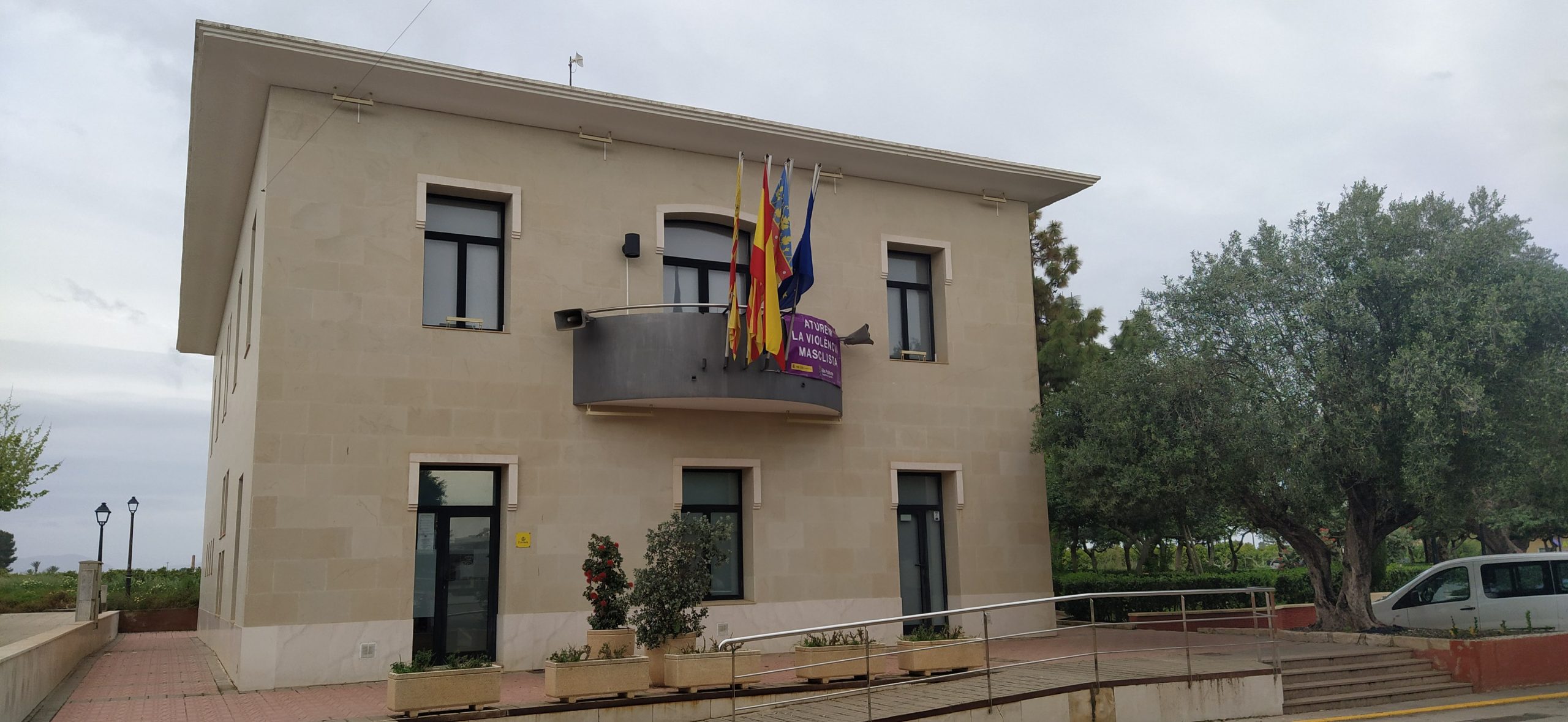 Crisis en Els Poblets: El PSPV comarcal pide retirar la moción, el PP defiende la gobernabilidad y Compromís denuncia intereses personales detrás del pacto.