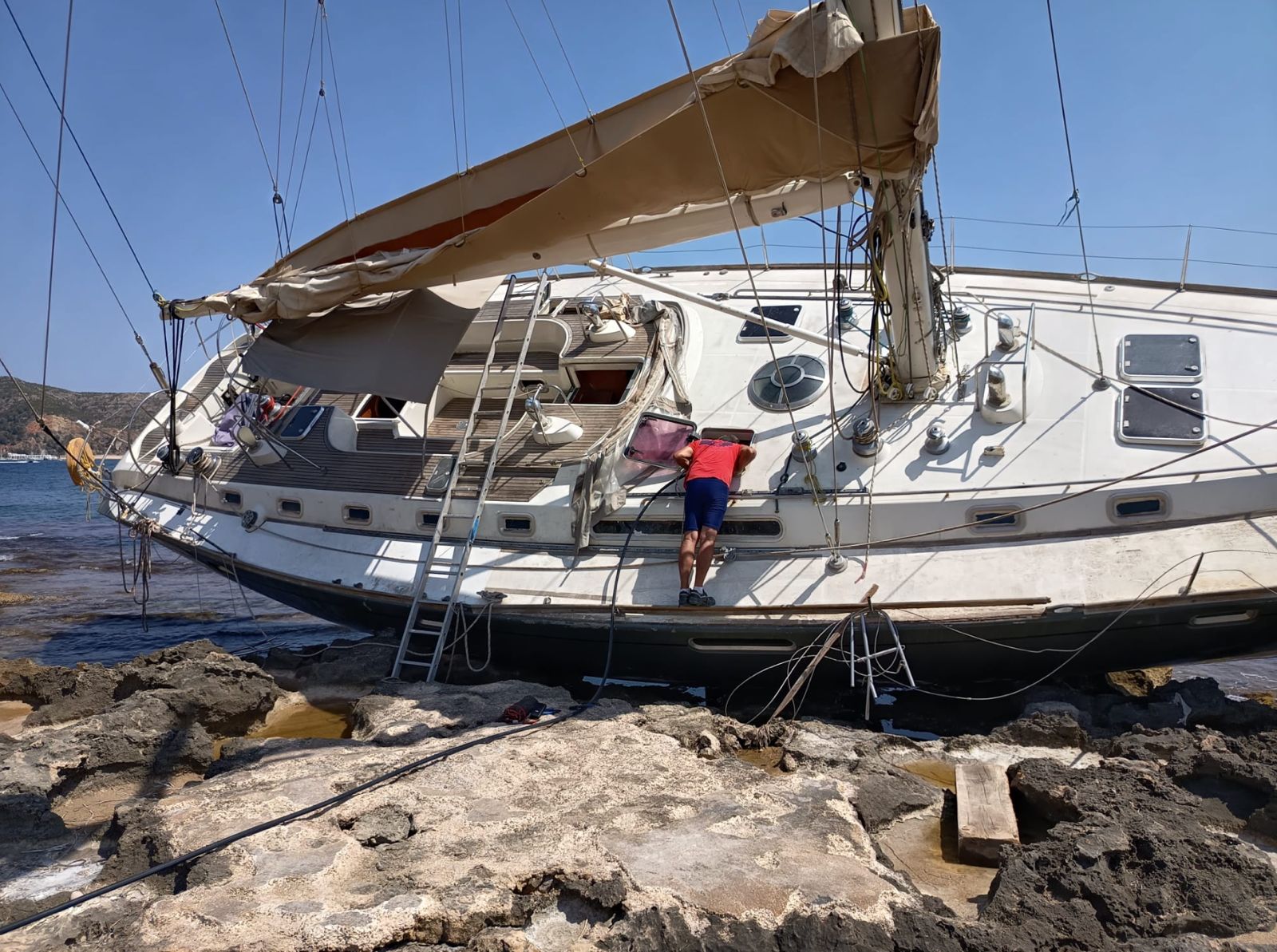 Xàbia retira 300 litros de gasóleo y materiales peligrosos de un velero encallado para evitar vertidos