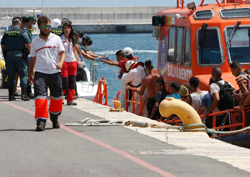 Rescatadas 13 personas en una patera llegada a la costa de Calpe
