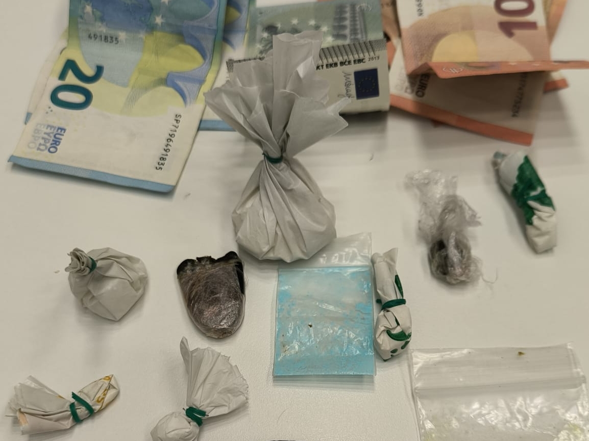 Cuatro detenidos en Xàbia por tráfico de drogas tras un control de la Policía Local en El Fielato