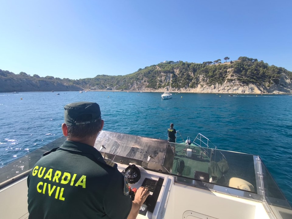 La Guardia Civil denuncia a varias embarcaciones por fondear sobre praderas de posidonia en Xàbia