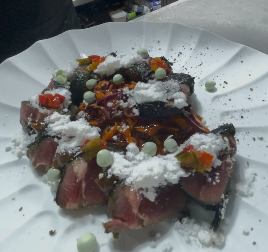 El chef Carlos García sorprende con un tataki de vaca simmental en la Marina Alta