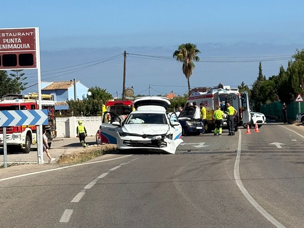 Choque frontal en Dénia entre un coche y un vehículo de autoescuela deja un herido