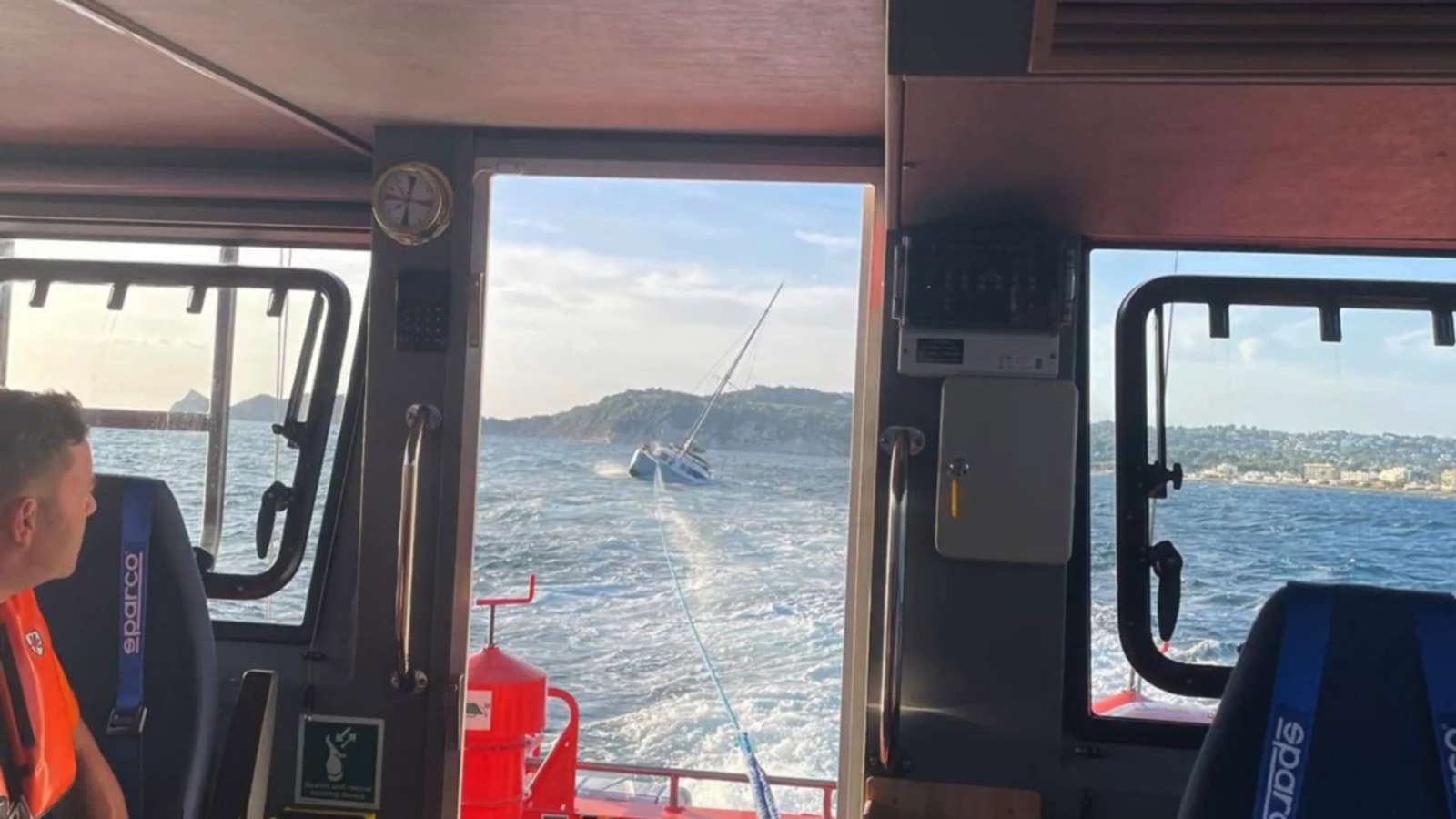 Un catamarán encalla en la cala Sardinera de Xàbia y es remolcado por Salvamento Marítimo