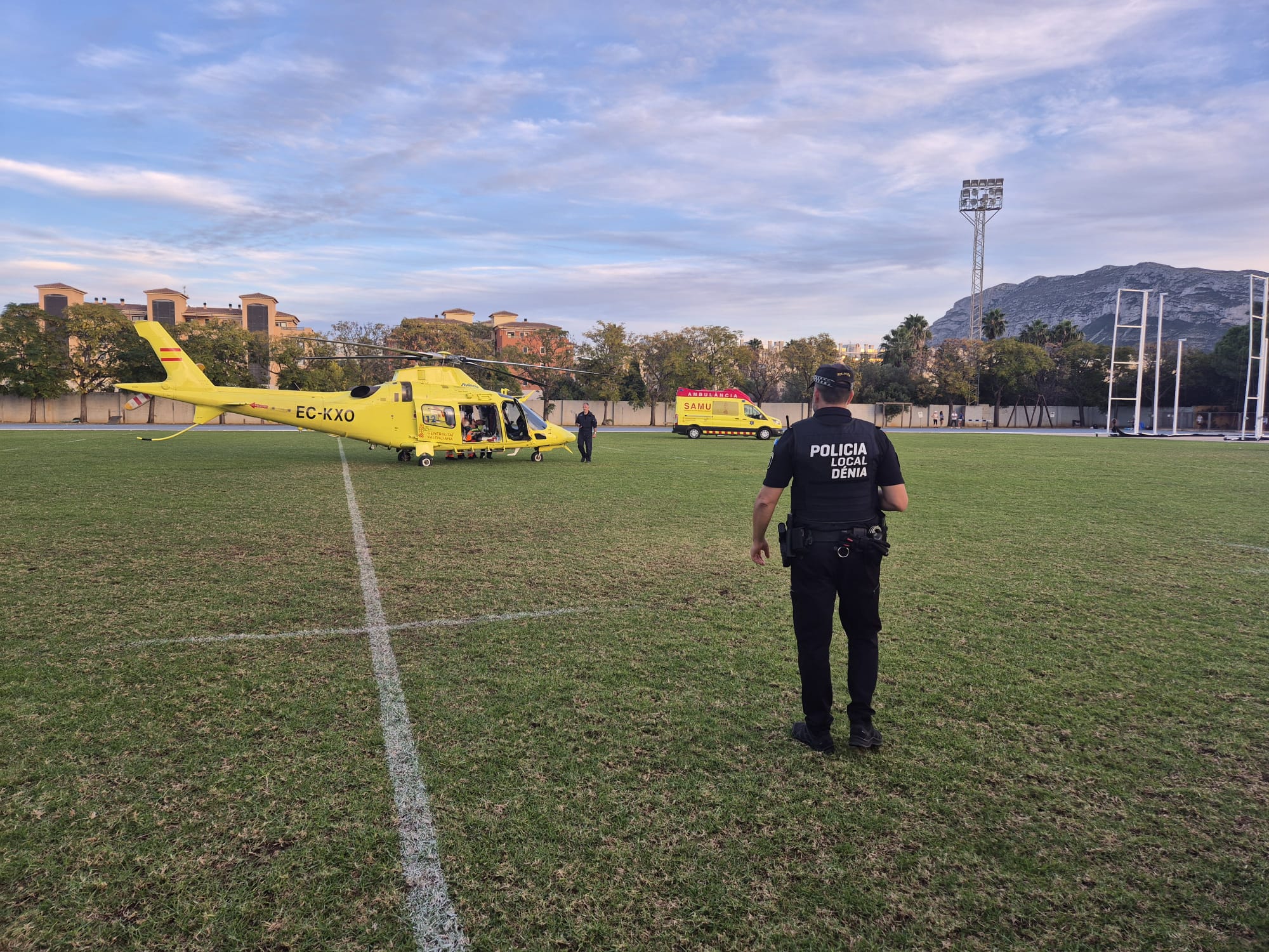 Un hombre de 50 años sufre un infarto en las gradas de la pista de frontenis de Dénia