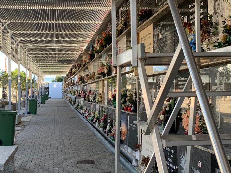 Dénia pone a punto el cementerio municipal para la festividad de Todos los Santos