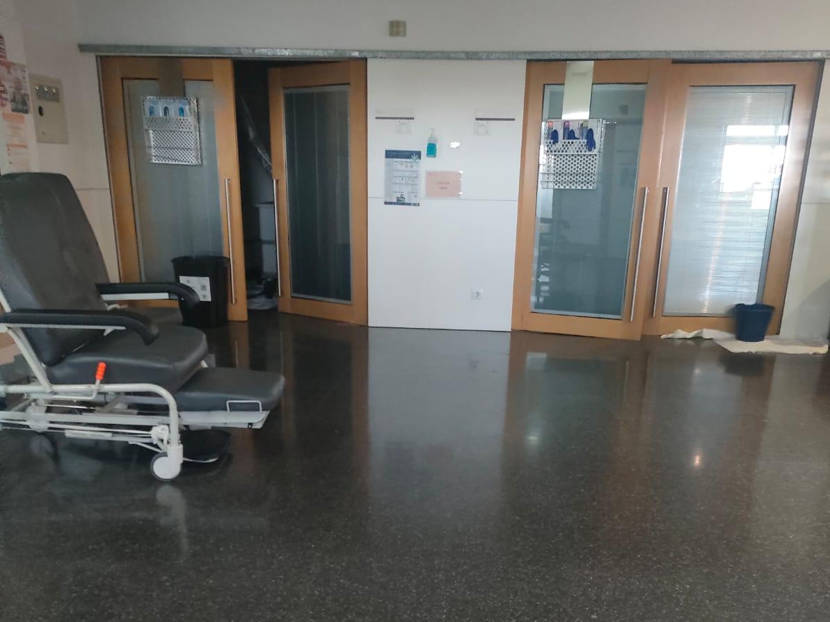 Compromís denuncia el cierre de dos boxes de la UCI del Hospital de Dénia tres semanas después de las lluvias de septiembre